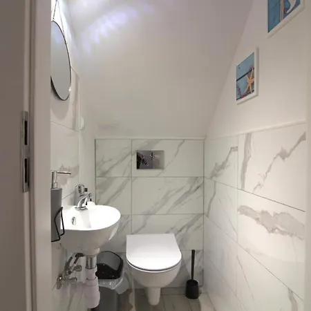 2 Bedroom Beautiful In Czarny Mlyn